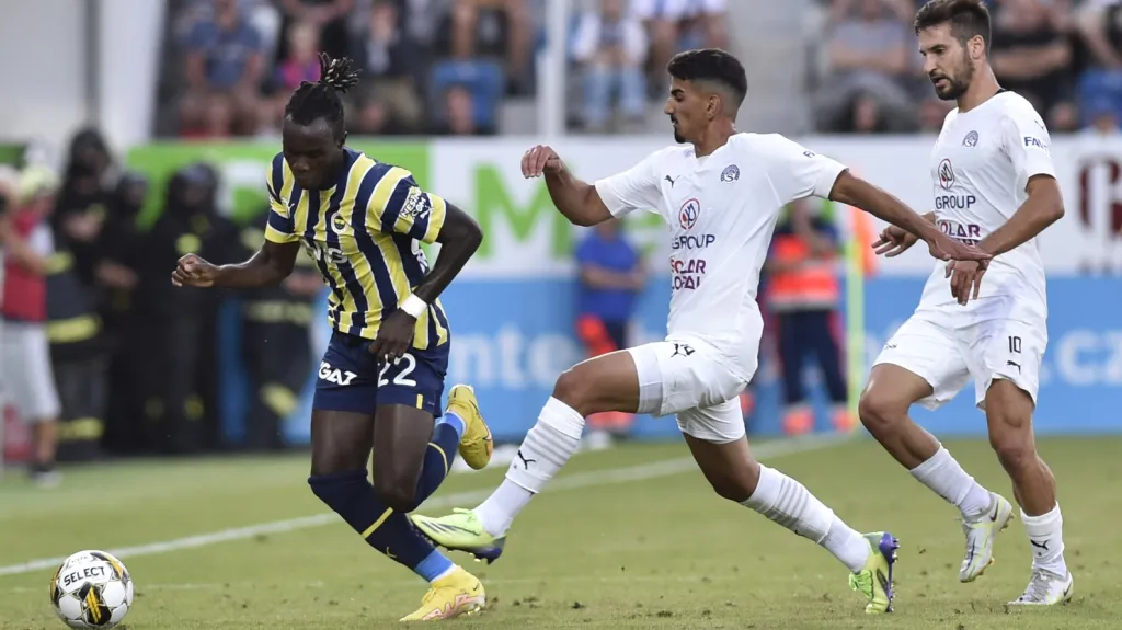 Michal Trávník ze Slovácka (vpravo) v utkání s Fenerbahce