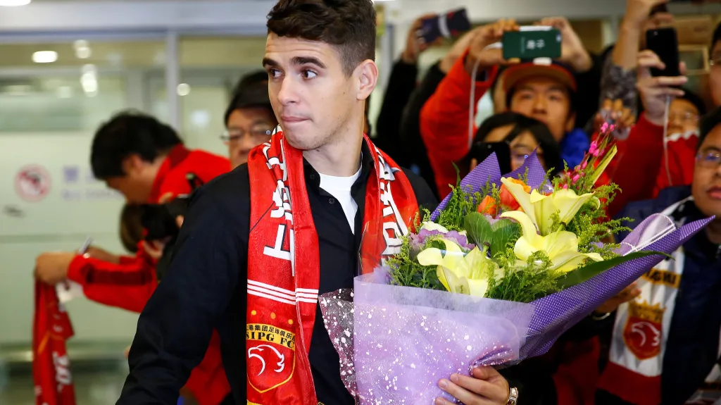 Oscar při příletu do Šanghaje