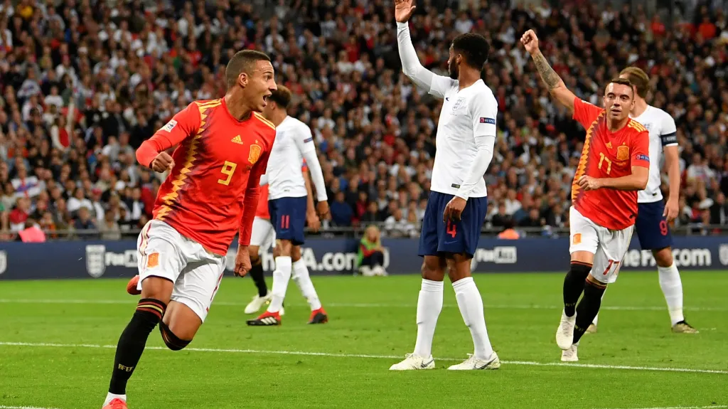 Rodrigo ze Španělska se raduje z branky v síti Anglie