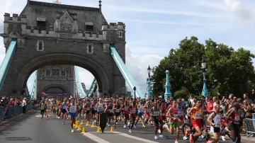 Start maratonu na Tower Bridge