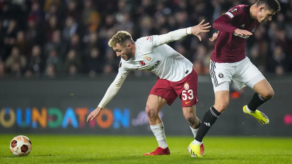 Martin Vitík v utkání s Galatarasay