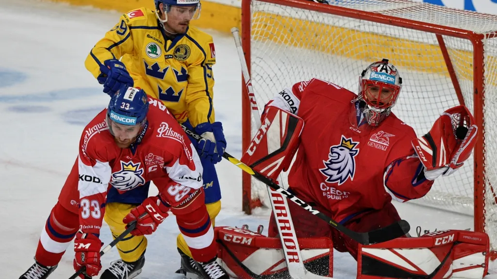 Český brankář Jakub Kovář chytá puk v utkání se Švédskem