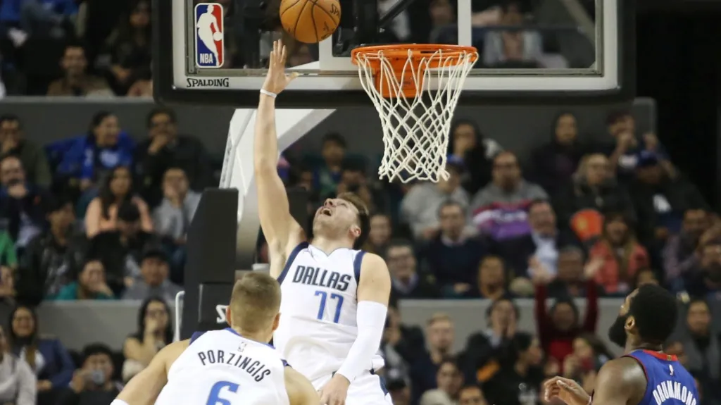 Luka Dončič z Dallasu v nájezdu na koš