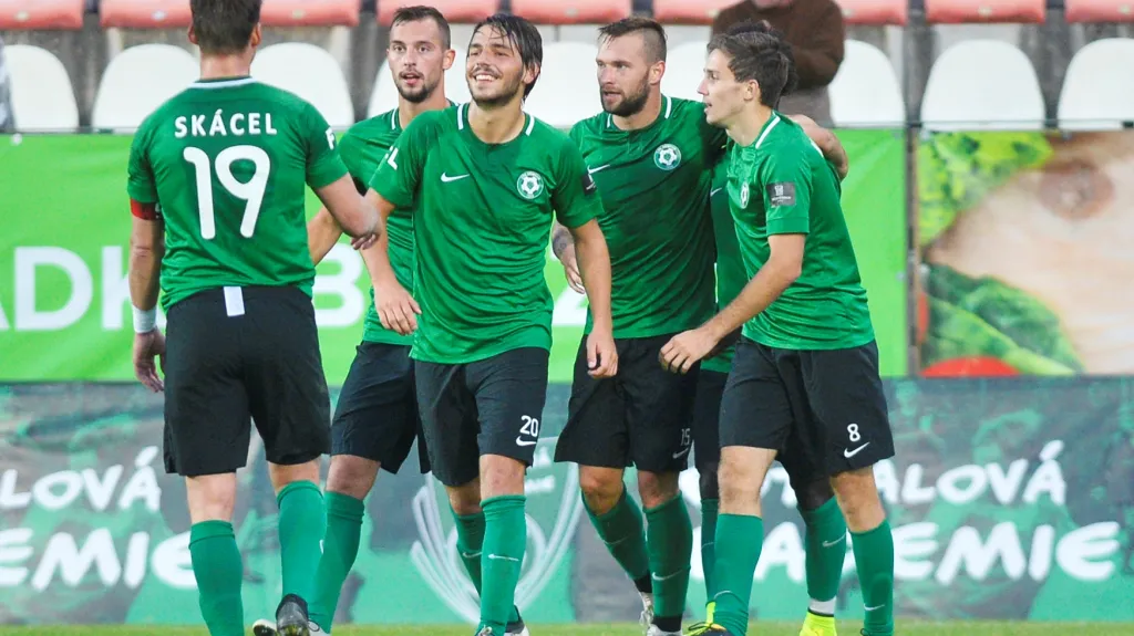 Antonín Fantiš (druhý zprava) se raduje se spoluhráči z Příbrami z gólu