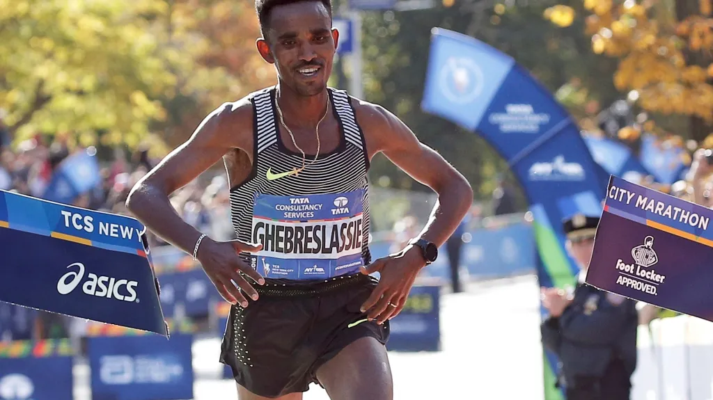 Eritrejec Ghirmay Ghebreslassie v cíli newyorského maratonu