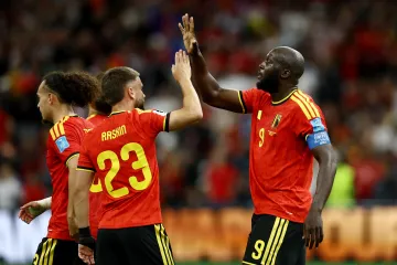 Romelu Lukaku a Nicolas Raskin oslavují gól