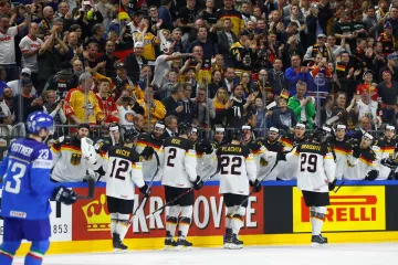 Hokejisté Německa slaví gól v síti Itálie