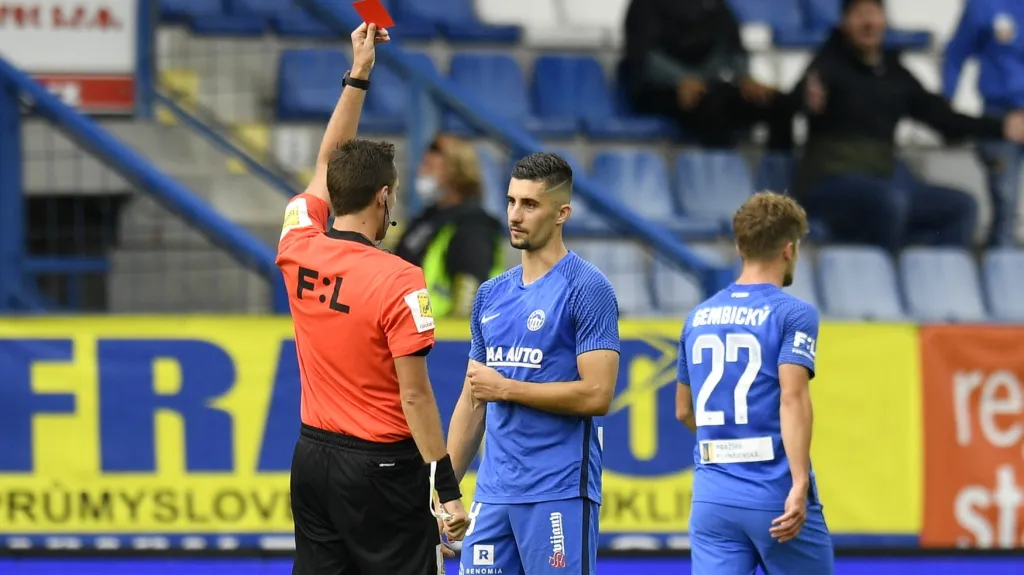 Martin Koscelník z Liberce inkasuje červenou kartu