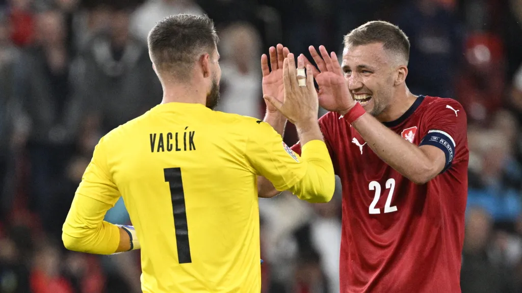 Tomáš Vaclík se raduje s Tomášem Součkem