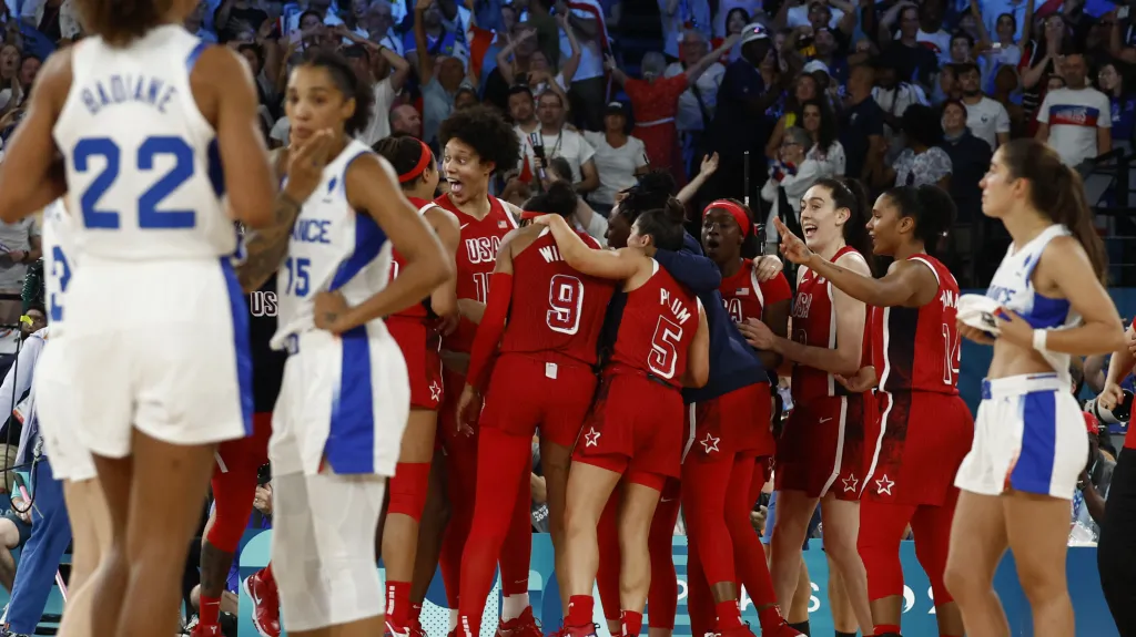 Radost amerických basketbalistek po zisku osmé zlaté medaile v řadě