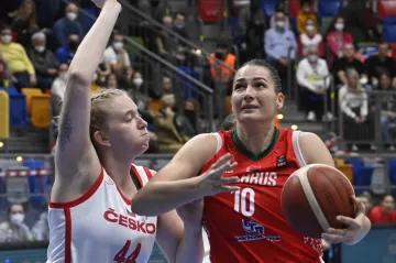 Julia Reisingerová brání běloruskou Anastasiji Veramejenkovou