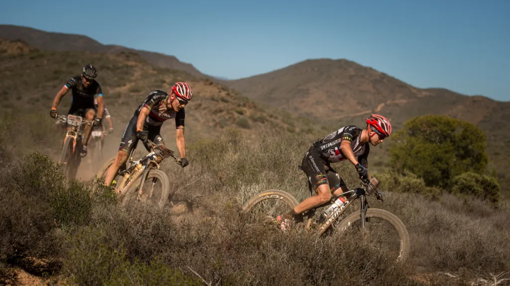 Jaroslav Kulhavý (uprostřed) a jeho americký partner Howard Grotts (vpravo) na Cape Epic