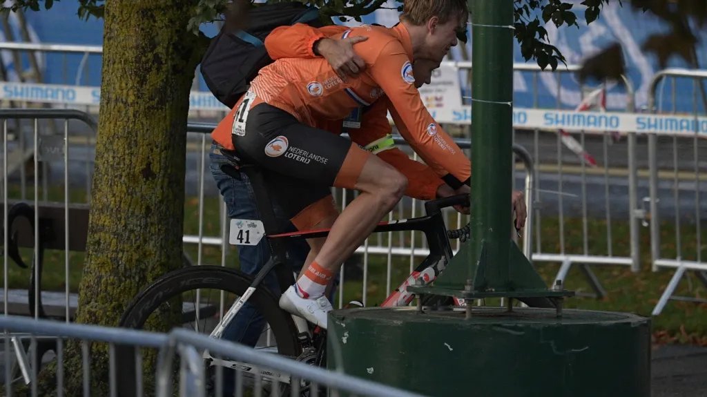 Smutný Nils Eekhoff opouští scénu po závodě MS do 23 let a diskvalifikaci