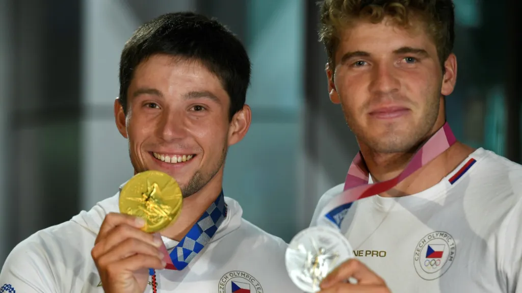 Medailisté z Tokia Jiří Prskavec a Lukáš Rohan