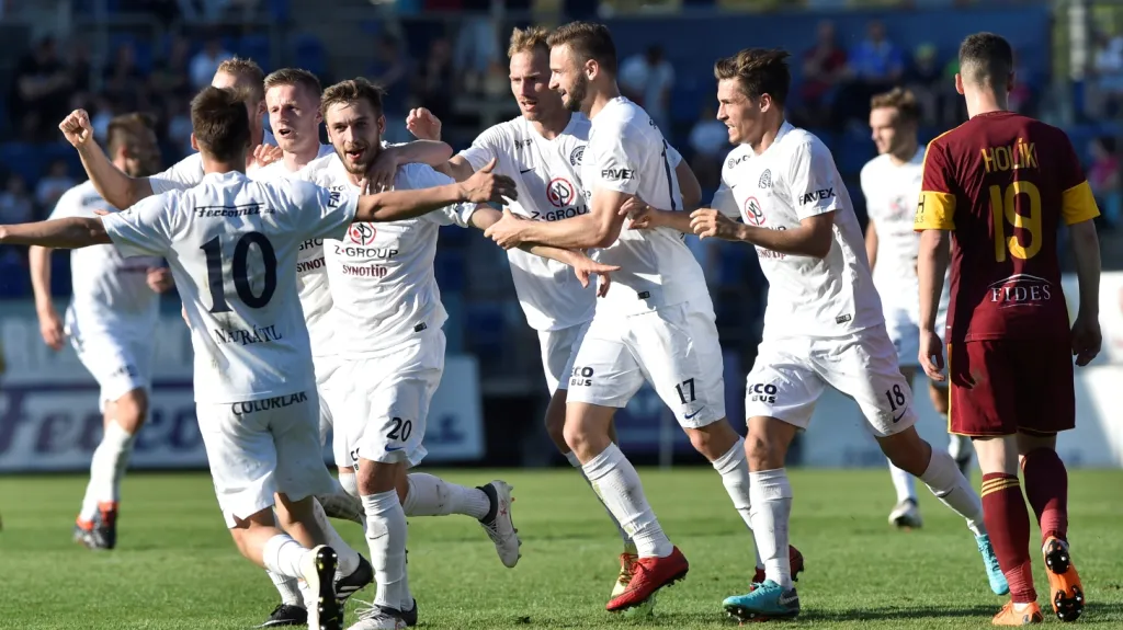 Fotbalisté Slovácka se radují z gólu proti Dukle