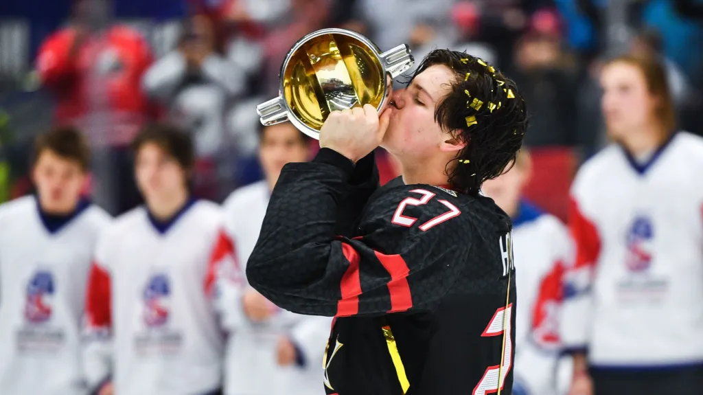 Kanaďan Barrett Hayton s trofejí pro mistry světa do 20 let