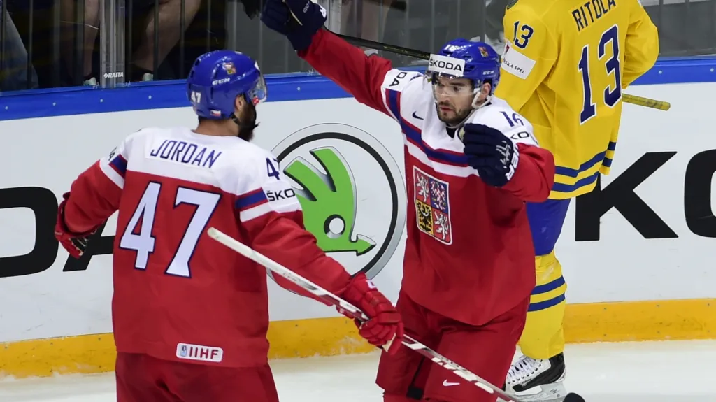 Michal Birner (vpravo) se raduje s Michalem Jordánem z branky v síti Švédska