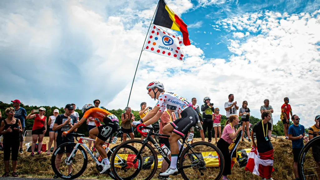 Fanoušci podporují cyklistky ve stoupání