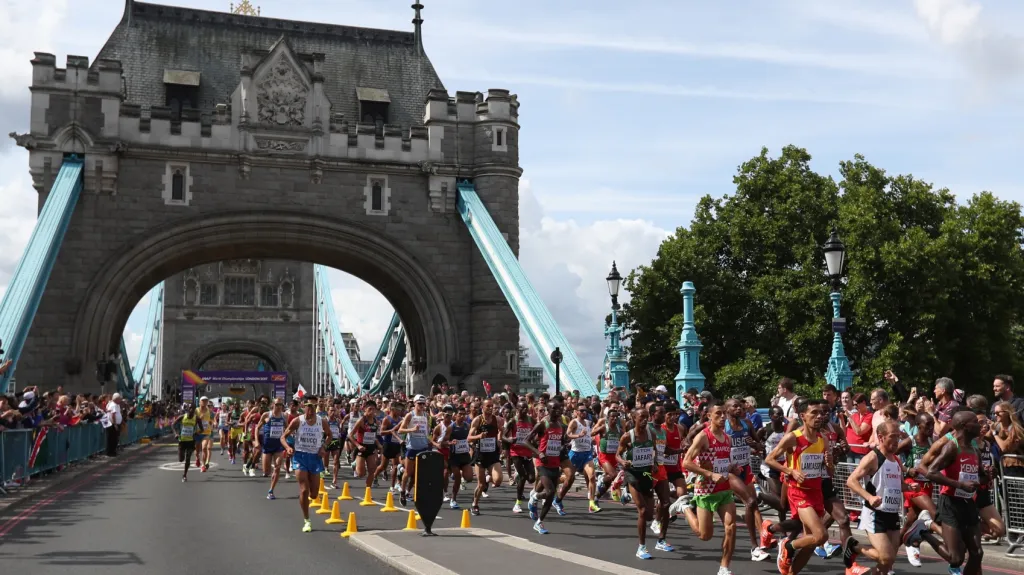 V neděli se na MS v Londýně běžely maratony mužů  i žen