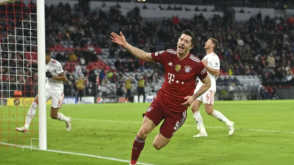 Robert Lewandowski z Bayernu oslavuje gól v Lize mistrů