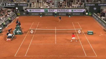 Djokovič vybojoval 99. výhru kariéry na Roland Garros, Bouzková nepostoupila