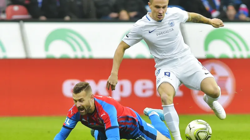 Tomáš Malinský v souboji s Radimem Řezníkem