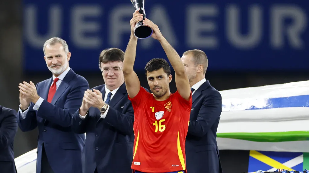 Španěl Rodri s cenou pro nejlepšího hráče Eura