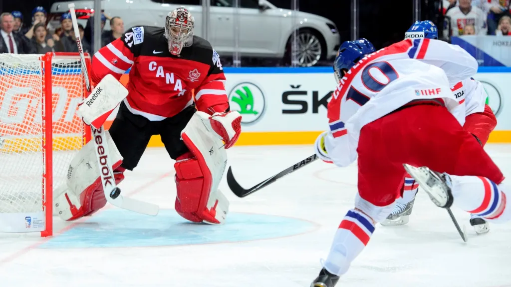 Roman Červenka střílí na Mika Smitha z Kanady