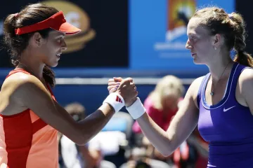 Srbská tenistka Ana Ivanovičová gratuluje Petře Kvitové k vítězství