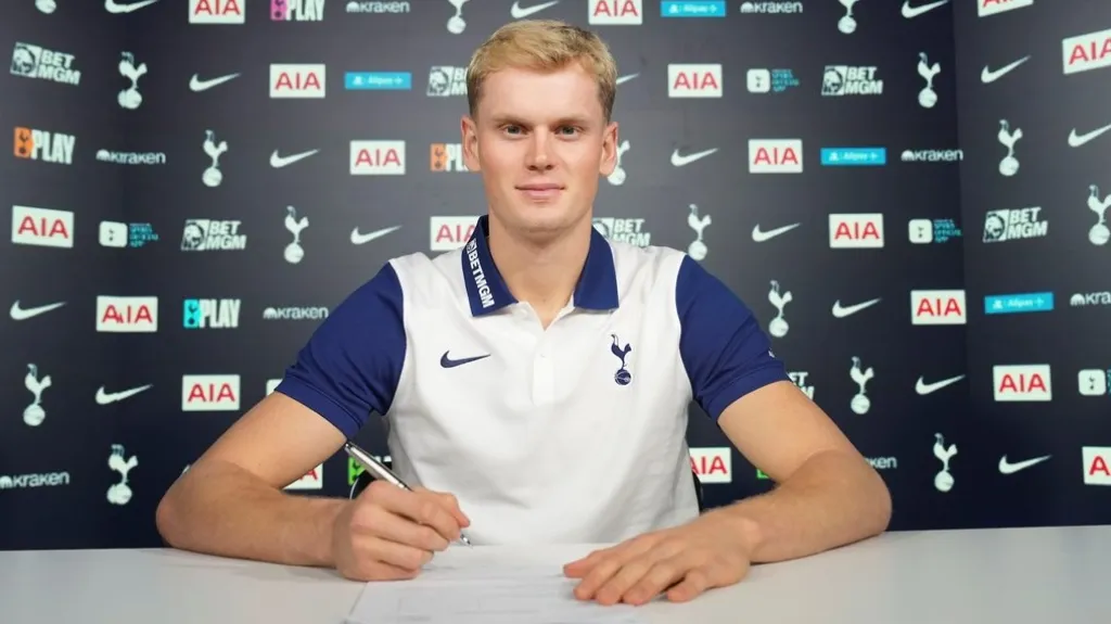Antonín Kinský při podpisu kontraktu s Tottenhamem