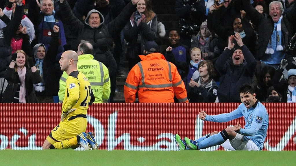 Smutnící Reina a slavící Agüero