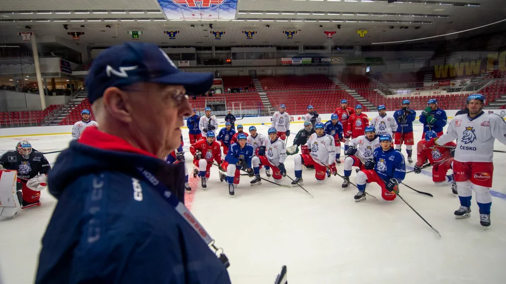 Čeští hokejisté sledují trenéra Kariho Jalonena na tréninku