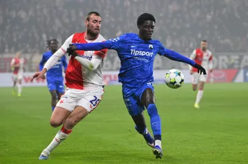 Tomáš Chorý v souboji s Ange N'Guessanem