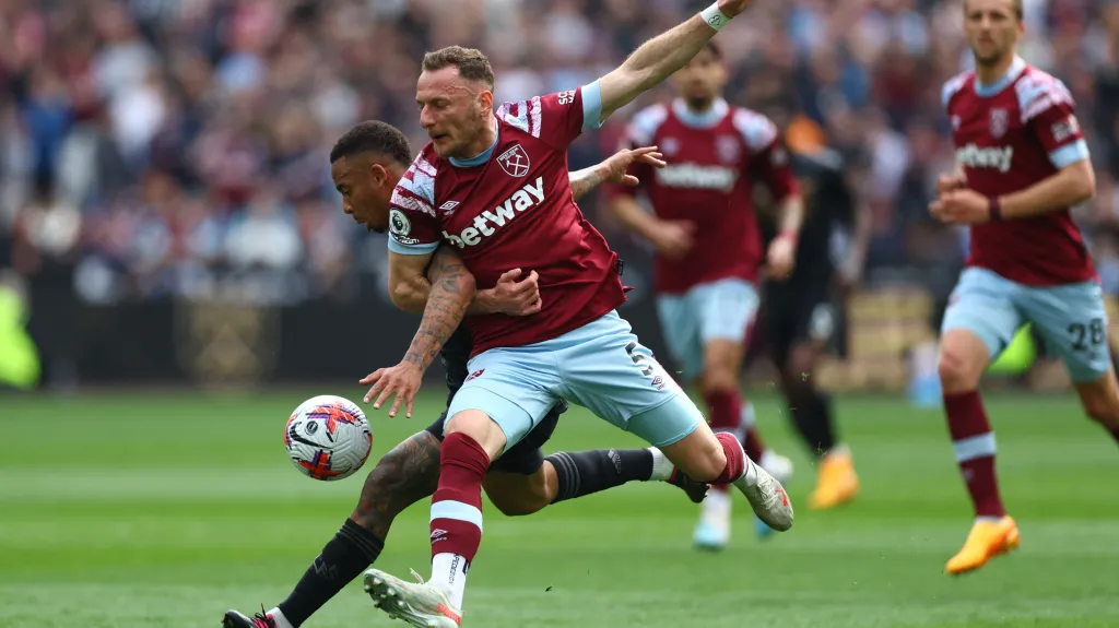 Vladimír Coufal z West Hamu v souboji s Gabrielem Jesusem z Arsenalu