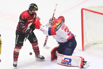 Pardubický brankář Tomáš Vomáčka čelí šanci Sparty