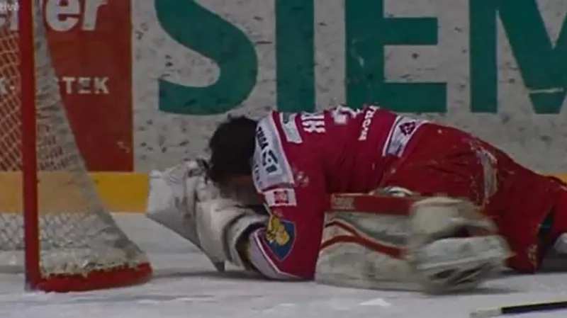 Zranění třineckého gólmana Hrubce po zásahu pukem a neúspěšný nájezd Tona