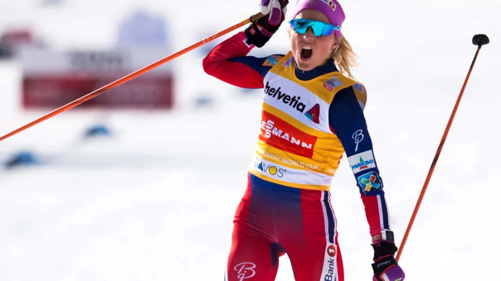 Therese Johaugová se raduje z vítězství