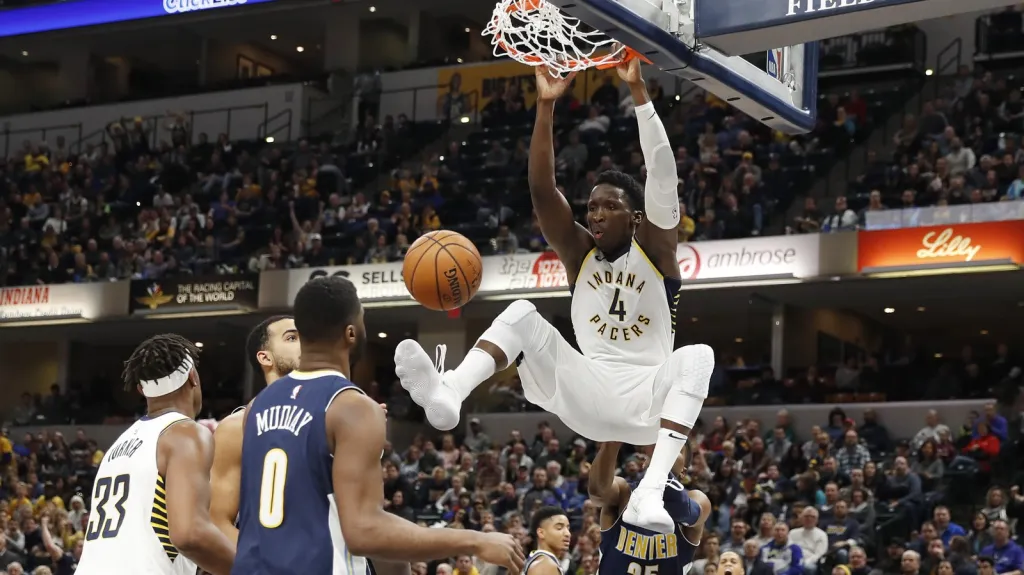 Victor Oladipo z Indiany v utkání s Denverem