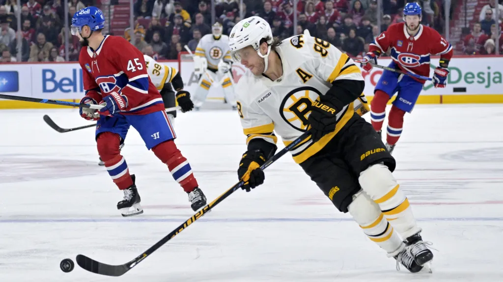 David Pastrňák v utkání s Montrealem