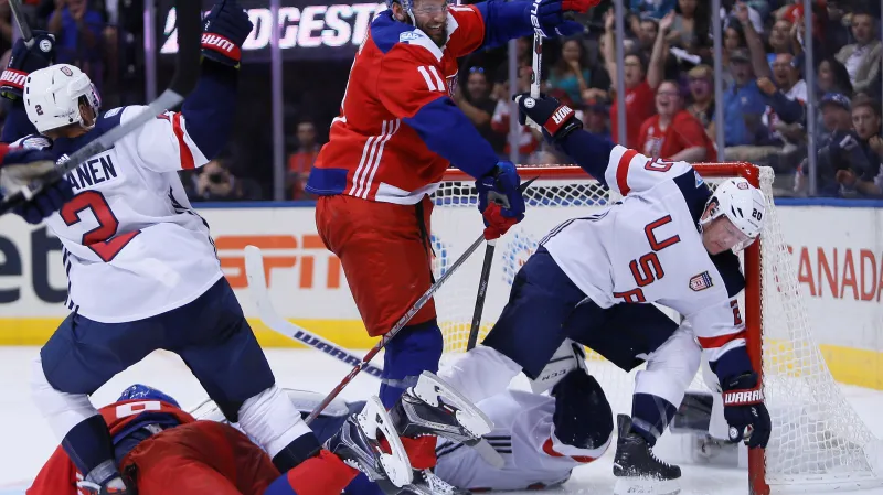 Martin Hanzal (uprostřed) v duelu proti USA