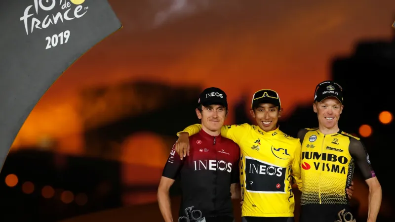 Vítězný Egan Bernal (uprostřed), druhý Geraint Thomas a Steven Kruijswijk po Tour de France 2019
