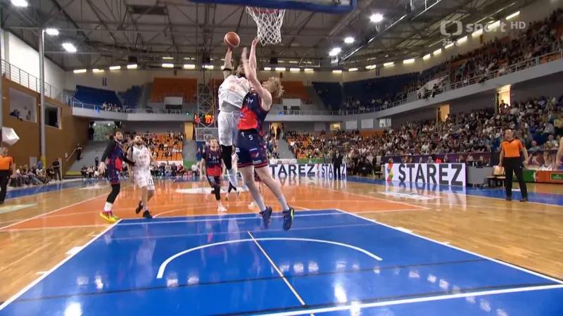 Neuvěřitelný dunk nymburského Caesera přes Svobodu