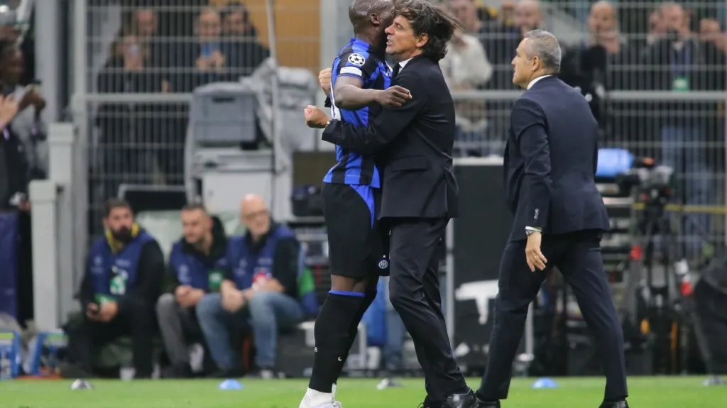 Trenér Simone Inzaghi a Romelu Lukaku oslavují postup Interu