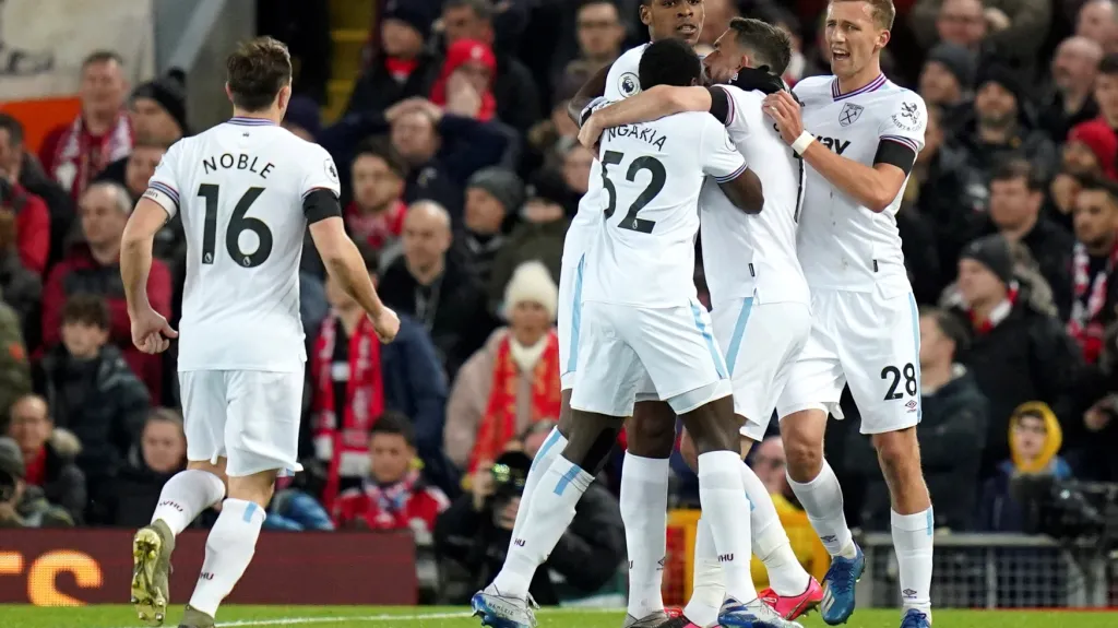 Tomáš Souček (vpravo) oslavuje se spoluhráči gól West Hamu v Liverpoolu
