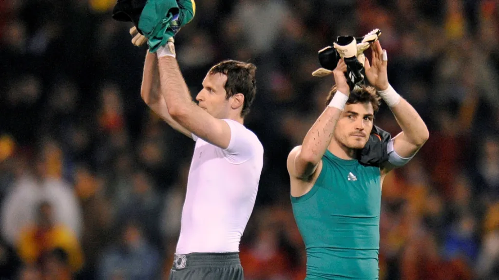 Petr Čech (vlevo) a Iker Casillas