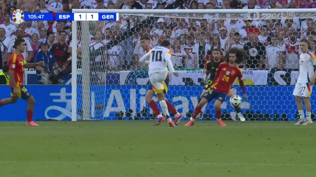Moment utkání Španělsko – Německo: Neodpískaná penalta za ruku Cucurelly (106. min.)