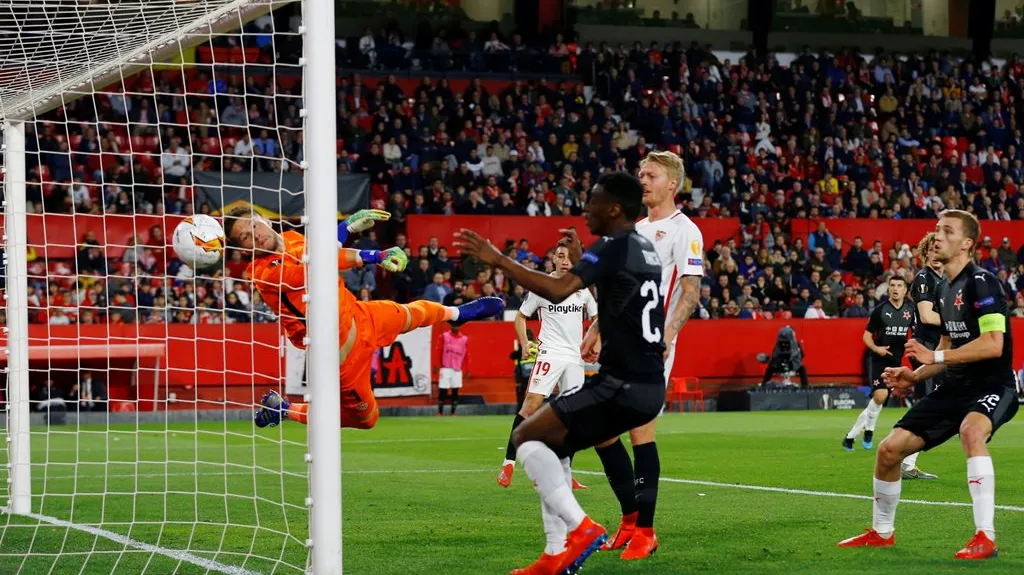 Brankář Tomáš Vaclík z FC Sevilla kapituluje po zakončení Alexe Krále ze Slavie