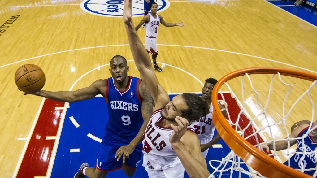 Jamese Andersona z Philadelphie se snaží blokovat Joakim Noah z Chicaga