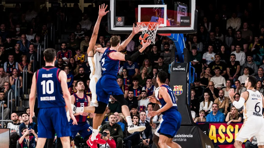 Jan Veselý z Barcelony dává koš v zápase s Realem Madrid