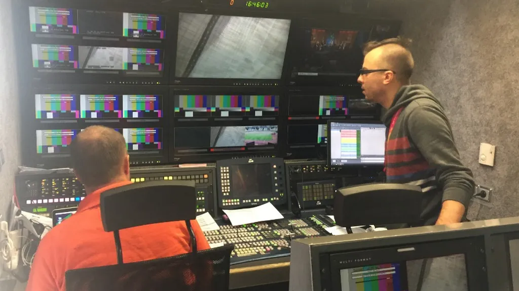 Hlavní kamerová stěna v přenosovém vozu ČT sport